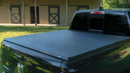 Lund 04-14 Ford F-150 (6.5ft. Bed) Genesis Tri-Fold Tonneau Cover - Black