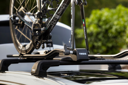 Thule FastRide Fork-Mount Roof Bike Rack (For Quick-Release Bikes/Adapter Req. for Thru-Axle) - Blk